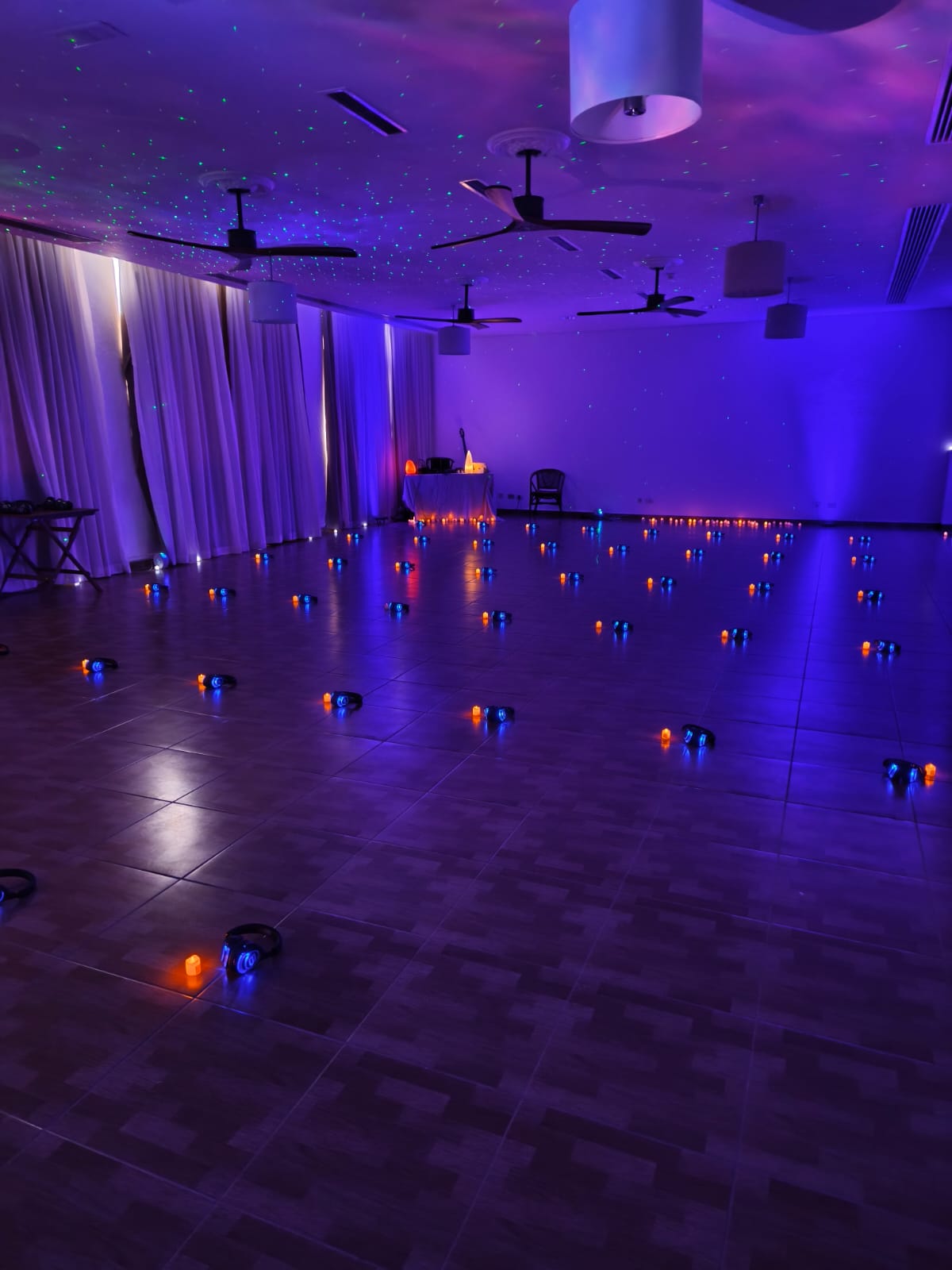 Sala preparada para una experiencia de respiraci&oacute;n consciente