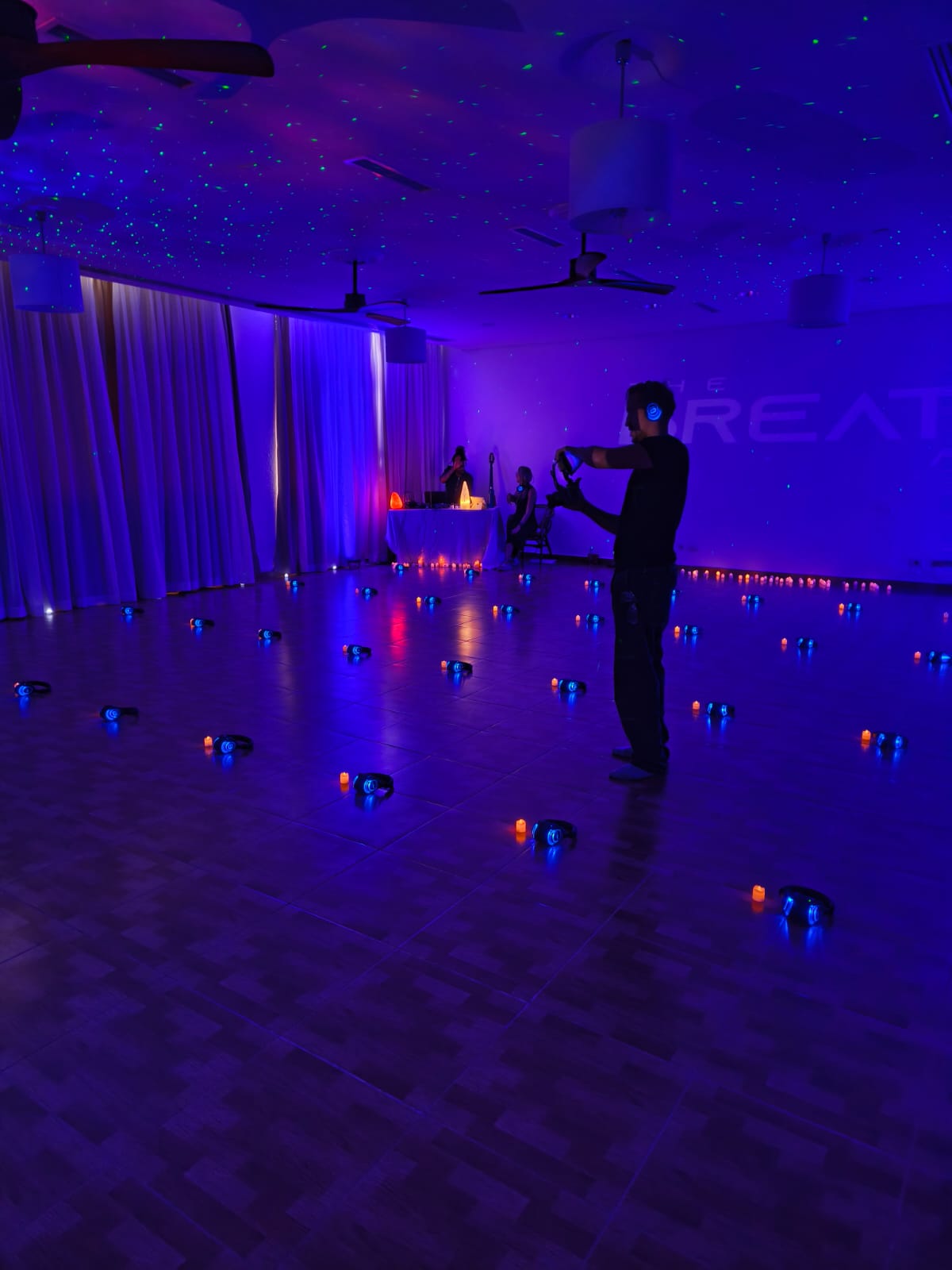 Facilitador preparando la sala de breathwork