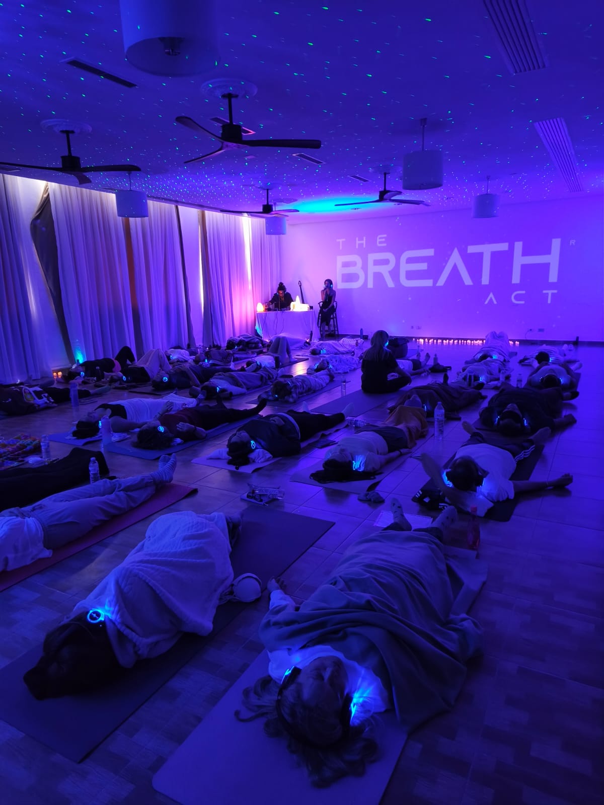 Grupo recibiendo una sesi&oacute;n inmersiva de breathwork