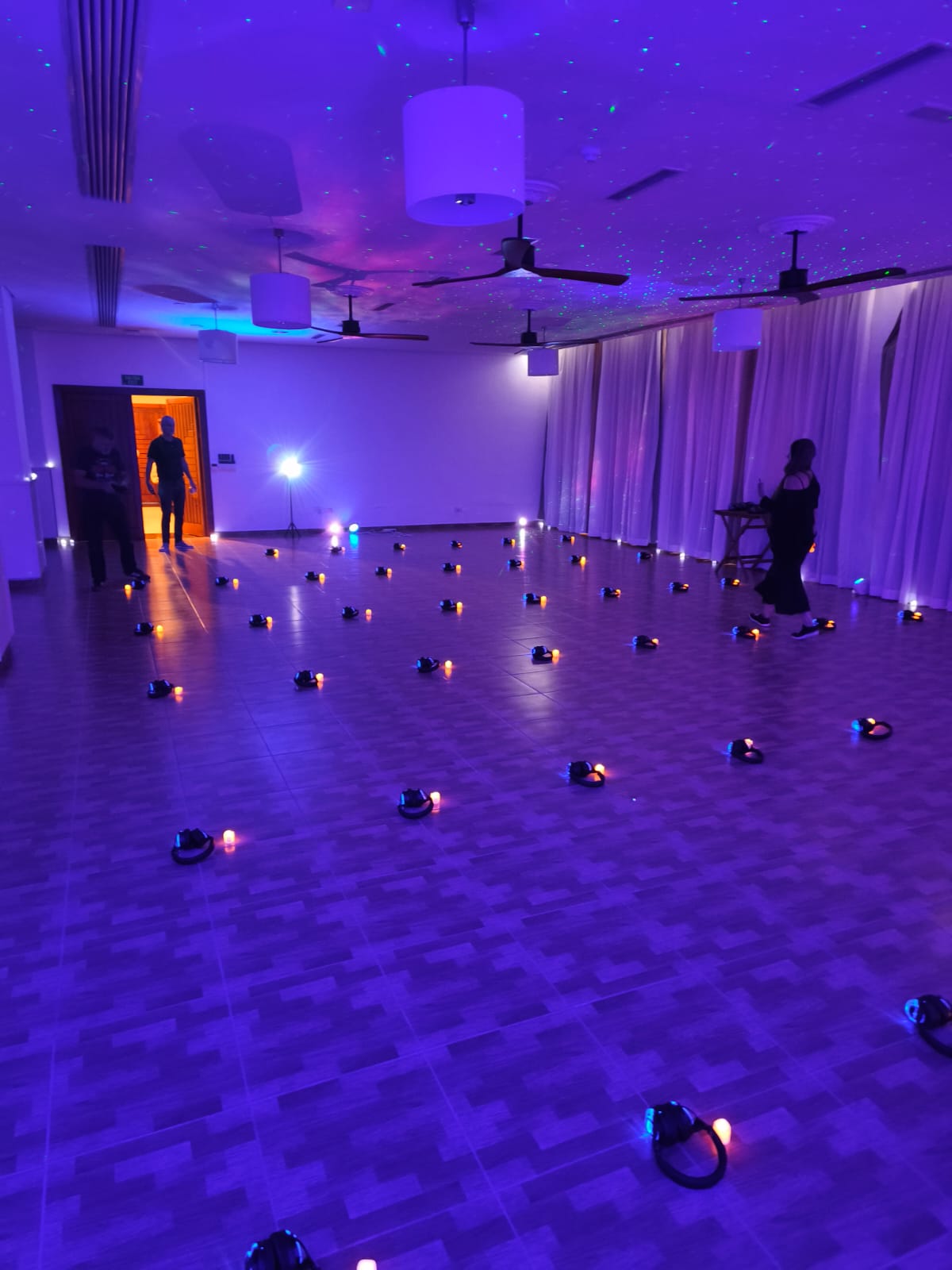 Sala con luces suaves y estaciones preparadas para una sesi&oacute;n